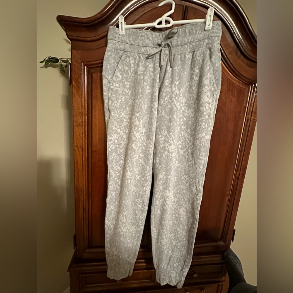 Lululemon grey size 6 comfy sweatpants